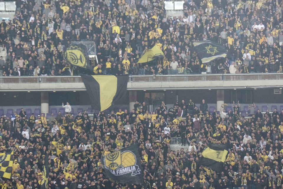 Trybuny izraelskiego klubu / autor: Wikimedia Commons/https://creativecommons.org/licenses/by-sa/4.0/Adir Benyamini