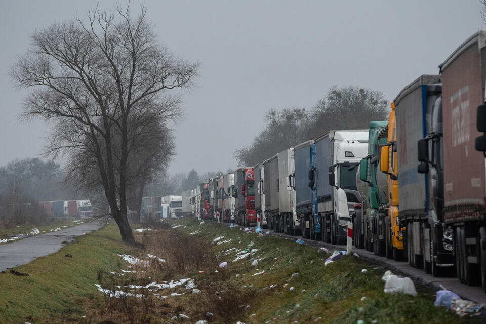 Około 2000 tirów czeka w 65-kilometrowej kolejce na wyjazd z kraju przez przejście z Ukrainą w Dorohusku. / autor: PAP/Wojtek Jargiło