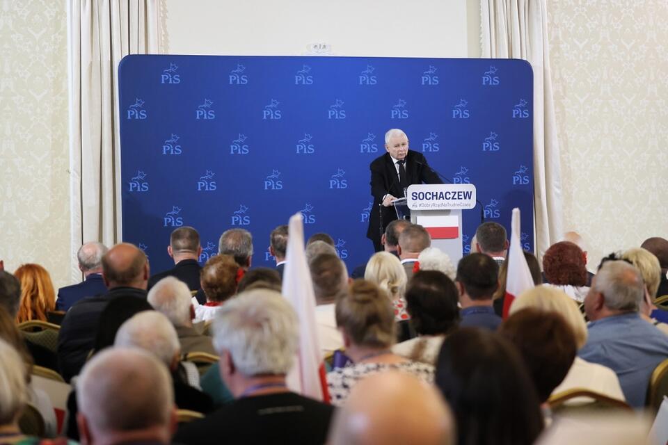 Wicepremier, prezes PiS Jarosław Kaczyński podczas spotkania z mieszkańcami Sochaczewa / autor: PAP/Leszek Szymański