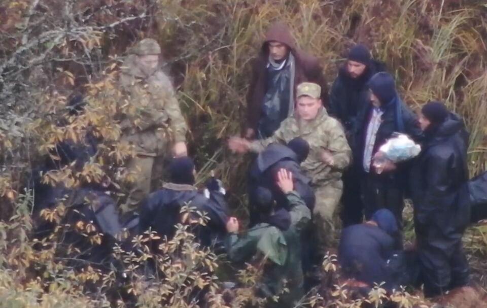 Białoruscy pogranicznicy instruują migrantów / autor: Youtube/Straż Graniczna