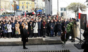 Złożono wieńce przed pomnikami Ofiar Katastrofy Smoleńskiej
