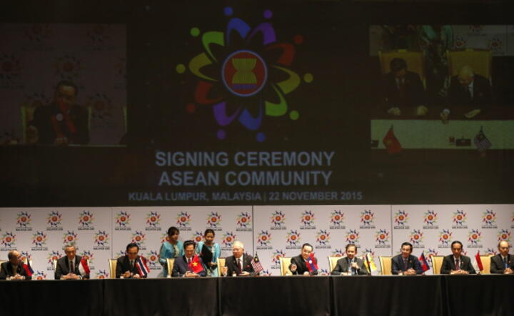 Podpisane porozumienia krajów ASEAN na szczycie w Kuala Lumpur, fot. PAP/EPA/RUNGROJ YONGRIT 