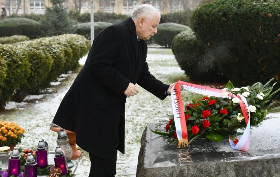 Prezes PiS Jarosław Kaczyński składa kwiaty na grobie bł. ks. Jerzego Popiełuszki / autor: PiS/Twitter