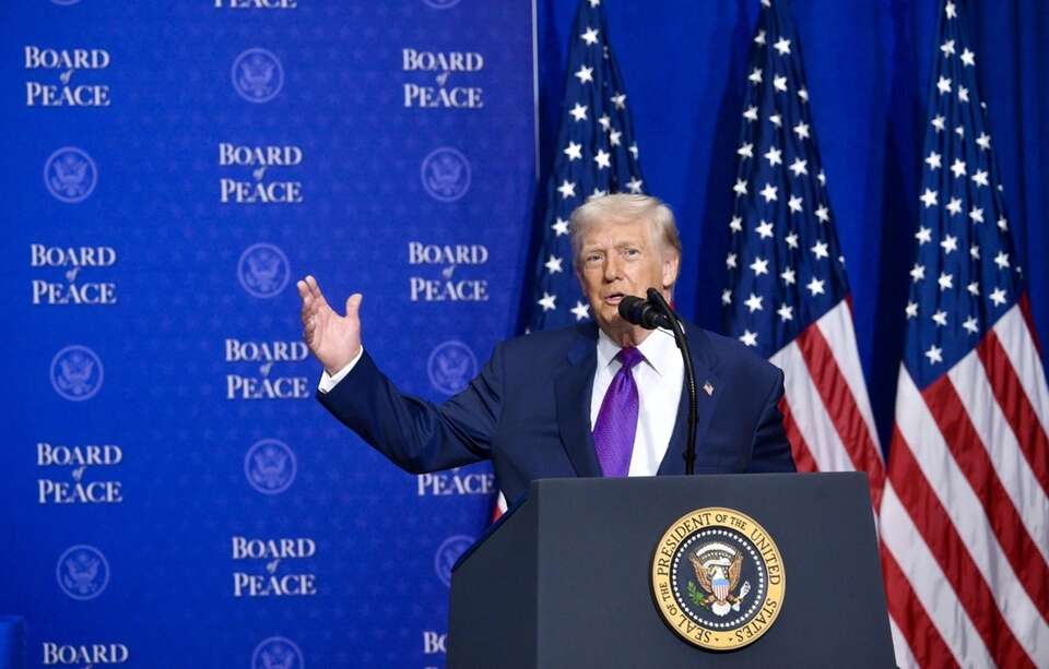 Donald Trump przedstawił ustalenia z Rady Pokoju. / autor: EPA/ALESSANDRO DI MEO Dostawca: PAP/EPA.