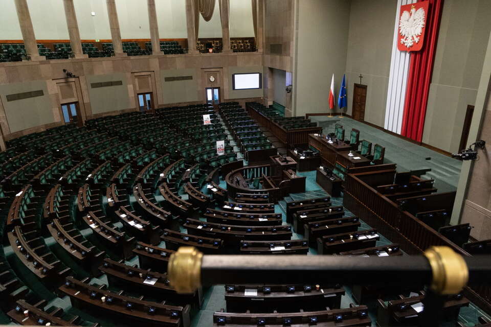 SONDAŻ. KO na czele, ale traci. PiS zyskuje
