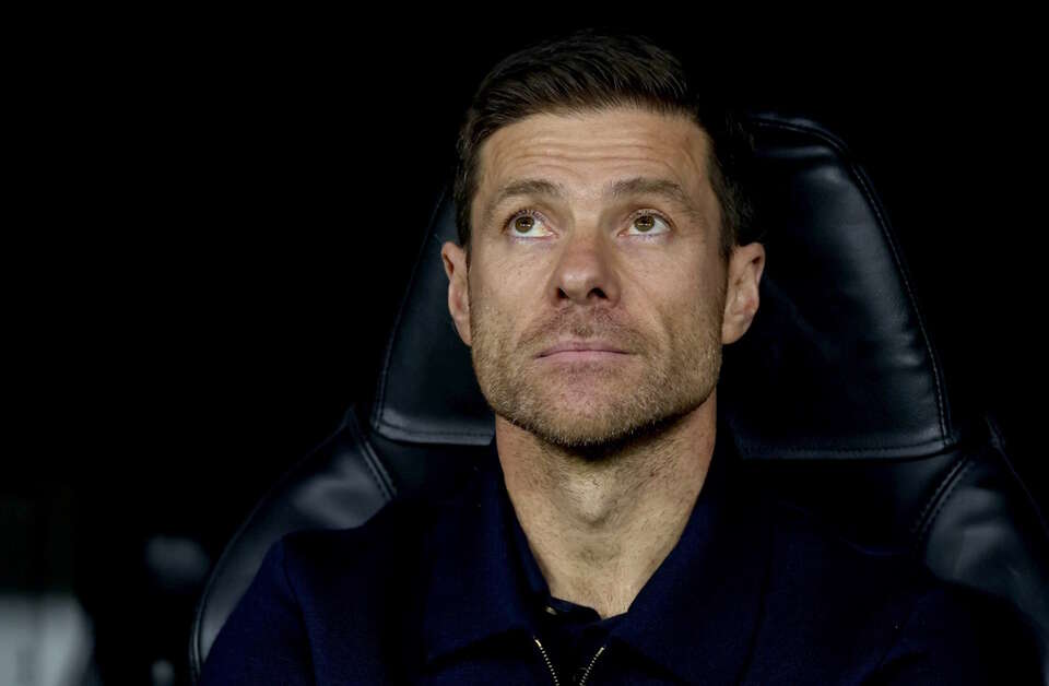Xabi Alonso na ławce trenerskiej / autor: PAP/EPA