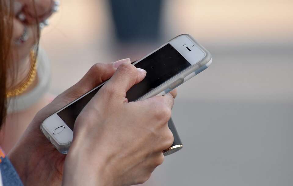 Władze Indonezji tymczasowo zablokowały chatbota Grok  / autor: <a href="https://pixnio.com/pl/media/rece-skory-telefon-mobilne-telefon">Zdjęcie</a> przez <a href="https://pixnio.com/pl/autor/bicanski">Bicanski</a> z <a href="https://pixnio.com/pl/">Pixnio</a>