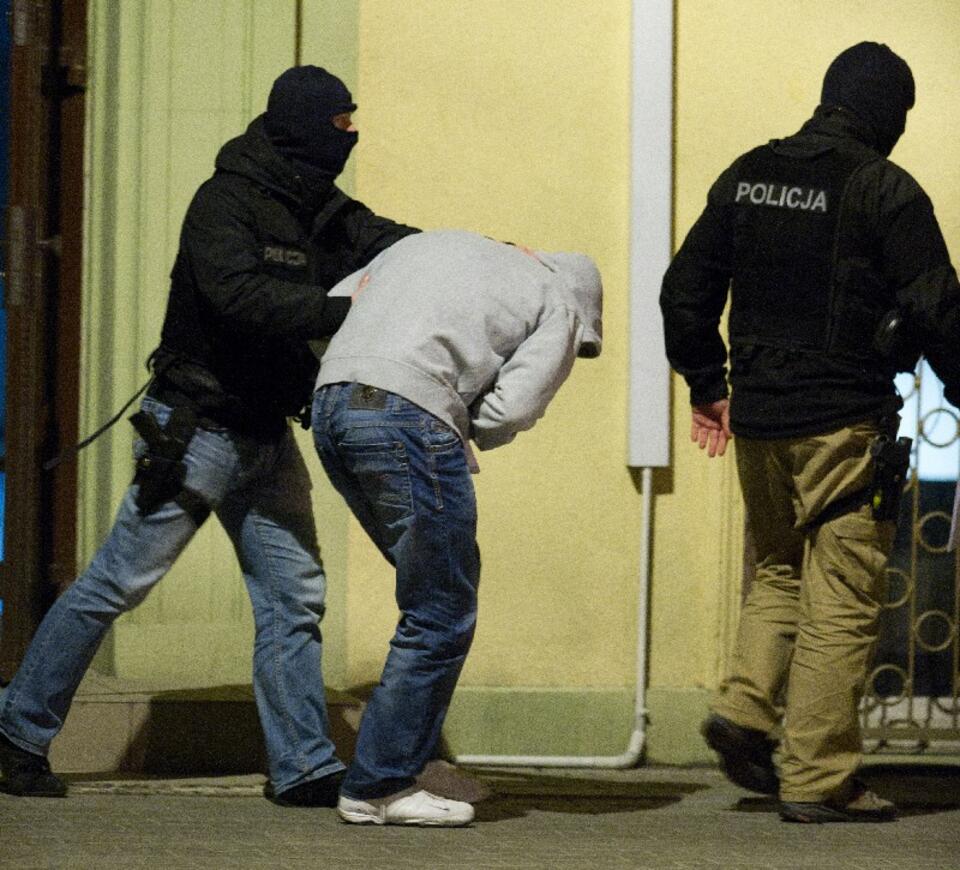 Policjanci wyprowadzają 25 bm. z sekcji aresztowań łódzkiego sądu, jednego z oskarżonych o zabójstwo byłego szefa policji gen. Marka Papały. PAP/Grzegorz Michałowski 