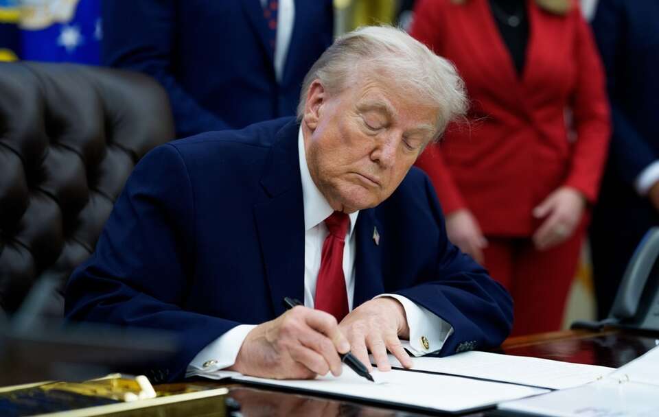 Trump nominował nowego szefa Rezerwy Federalnej.  / autor:  EPA/AARON SCHWARTZ / POOL Dostawca: PAP/EPA.