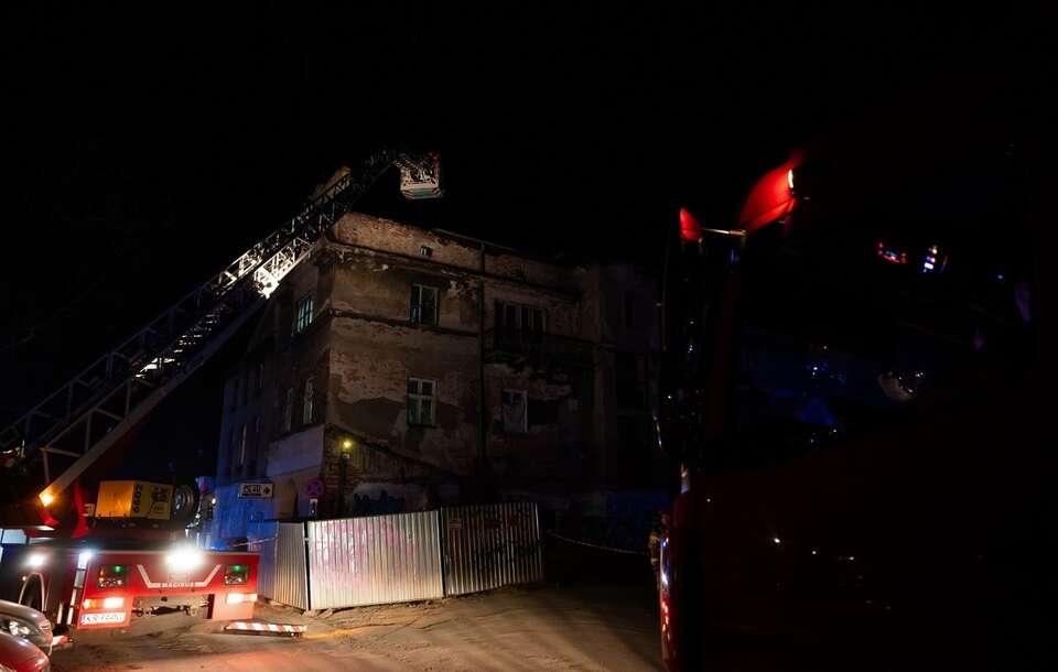 Pod zawalonym dachem kamienicy nie znaleziono żadnych osób / autor: PAP/Art Service