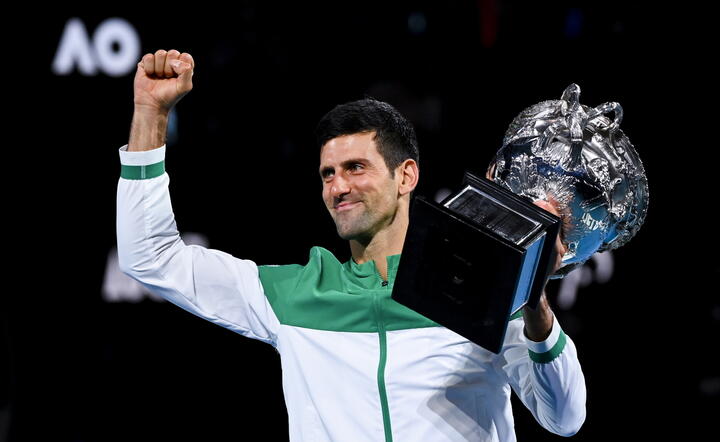 Novak Djokovic triumfował dziewięciokrotnie w Australian Open, na zdjęciu z pucharem zwycięzcy 17 lutego 2021 roku / autor: PAP/EPA/DAVE HUNT