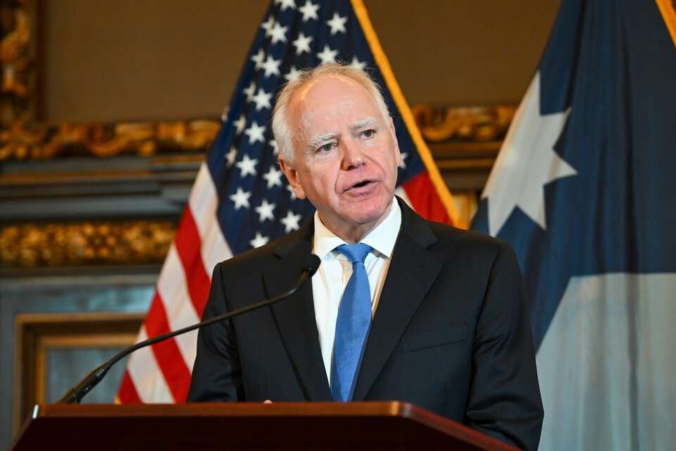 Demokratyczny gubernator Minnesoty Tim Walz wygłasza przemówienie podczas konferencji prasowej w Minneapolis / autor: PAP/EPA