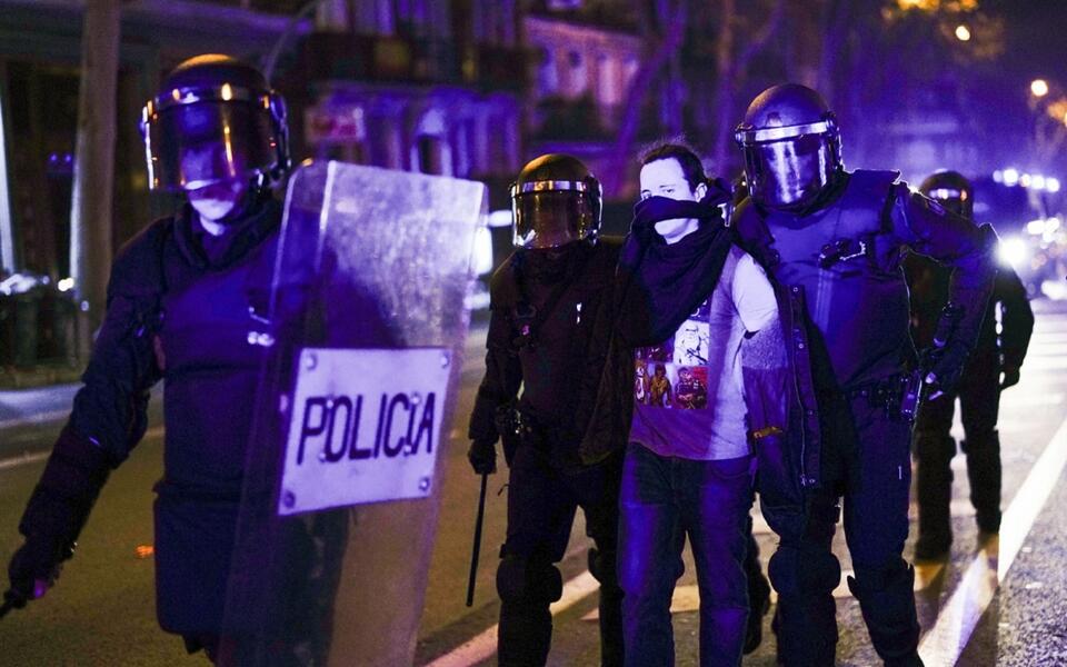 Hiszpańska policja podczas protestów / autor: PAP/EPA/BORJA SANCHEZ-TRILLO