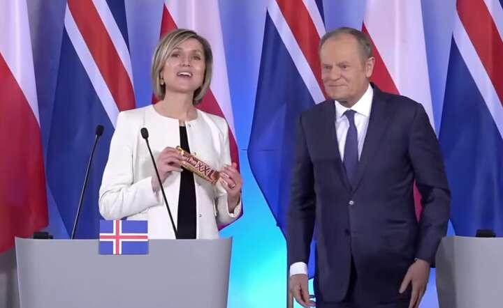 Premier Donald Tusk wręczył szefowej islandzkiego rządu Kristrún Frostadóttir wafelek Prince Polo / autor: YT @premierRP - screen