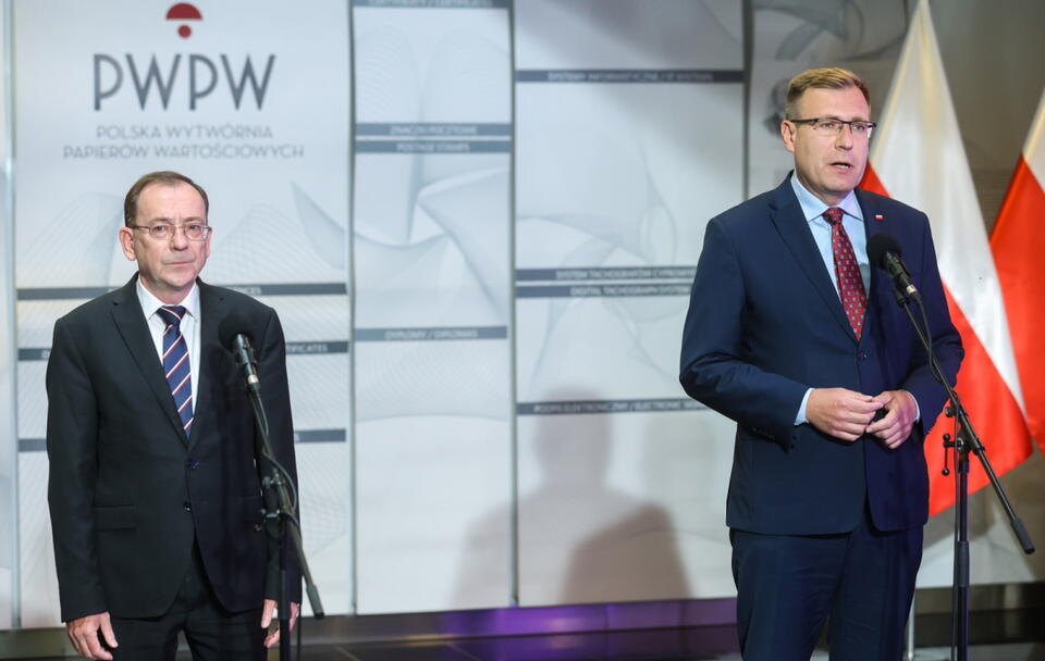 Szef MSWiA Mariusz Kamiński i wiceminister aktywów państwowych Maciej Małecki podczas konferencji prasowej w siedzibie PWPW / autor: PAP/Rafał Guz