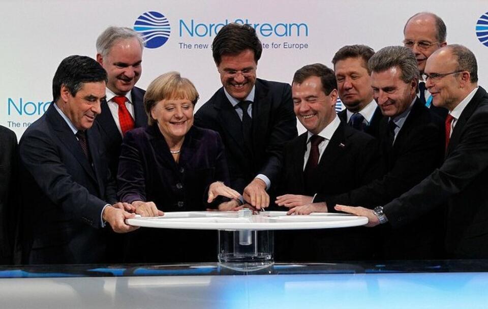 Ceremonia otwarcia gazociągu Nord Stream (Na zdjęciu m.in. ówczesna kanclerz Niemiec Angela Merkel i ówczesny prezydent Rosji Dmitrij Miedwiediew) / autor: commons.wikmedia.org/www.kremlin.ru/CC BY 4.0