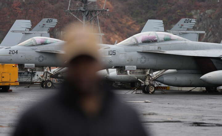 Myśliwce US Navy na pokładzie lotniskowca USS Carl Vinson / autor: PAP/EPA/Lee Jin-man