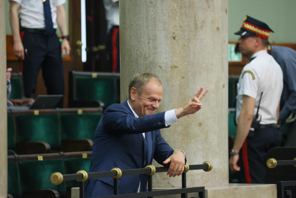 Przewodniczący Platformy Obywatelskiej Donald Tusk (C) na sali obrad Sejmu w Warszawie w ostatnim dniu posiedzenia Izby, 26 bm. / autor: PAP/Leszek Szymański