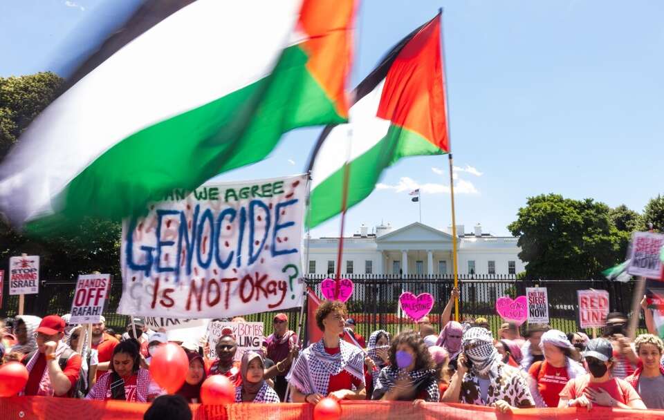 Masowa demonstracja pro-palestyńska pod Białym Domem / autor: PAP/EPA/JIM LO SCALZO