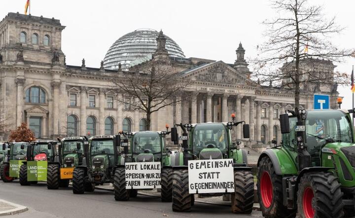 Protesty w Berlinie / autor: PAP/EPA/HAYOUNG JEON