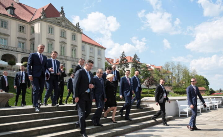 Premier Mateusz Morawiecki (4P) oraz uczestnicy spotkania podczas spaceru po ogrodach Zamku Królewskiego. W Warszawie,odbył się szczyt Together for Europe - High Level Summit / autor: PAP/Leszek Szymański