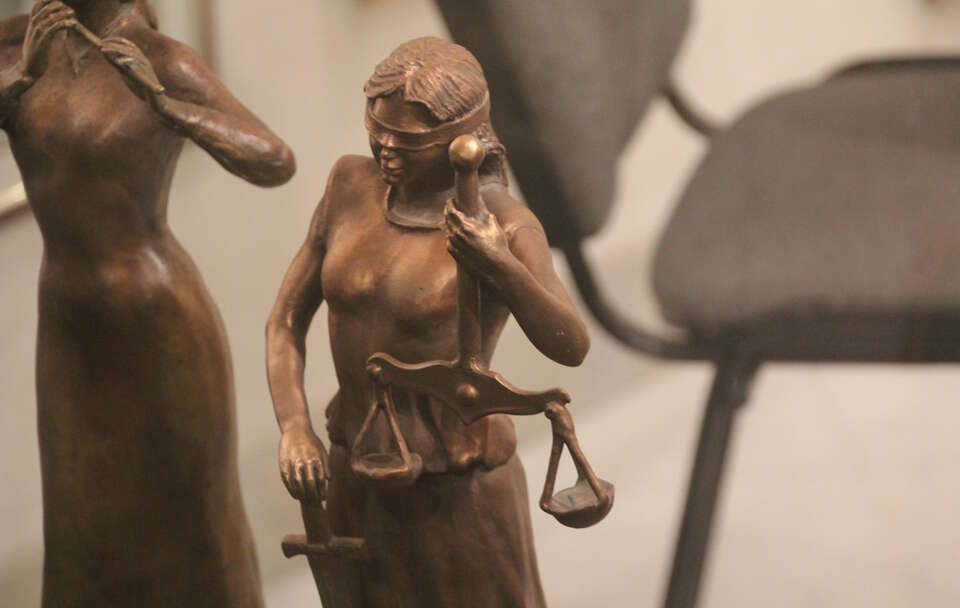 Sąd nakazał wznowienie śledztwa wobec urzędników i służb w sprawie Kamilka z Częstochowy. Na zdjęciu figurka Temidy, symbolu sprawiedliwości. / autor: Fratria