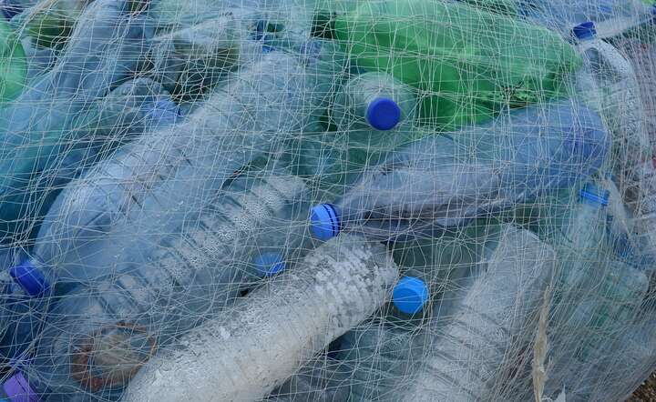 Plastik zanieczyszcza obecnie całą Ziemię: od szczytu Mount Everestu po najgłębszy rów oceaniczny / autor: Pixabay