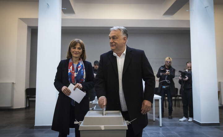 Premier Viktor Orban z żoną oddają głosy w wyborach w Budapeszcie / autor: PAP/ EPA/AKOS KAISER/HUNGARIAN PM GENERAL DEPARTMENT OF COMMUNICATION
