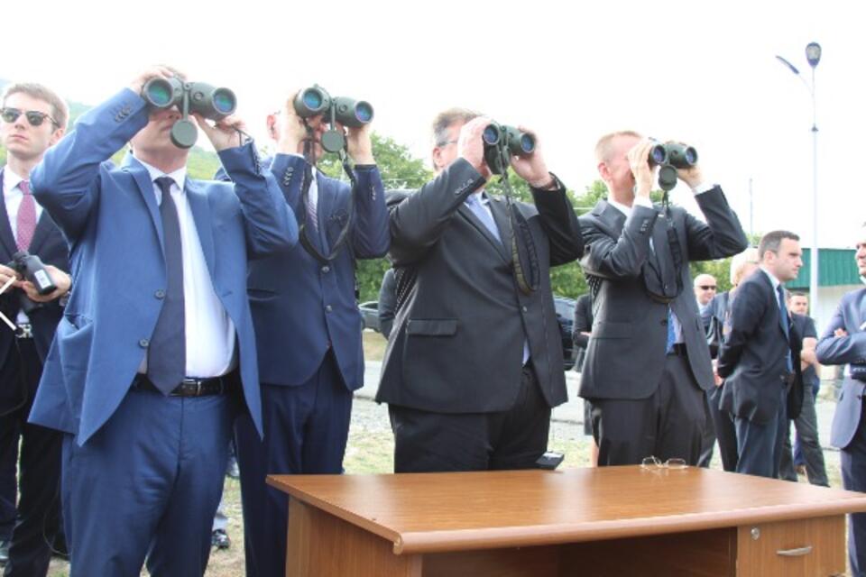 autor: Delegacja polsko-ukraińsko-łotewsko-litewska ogląda tereny zajęte przez Rosjan