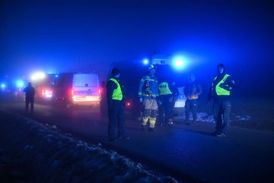  Służby w pobliżu miejsca katastrofy śmigłowca w miejscowości Malawa / autor: PAP/Darek Delmanowicz