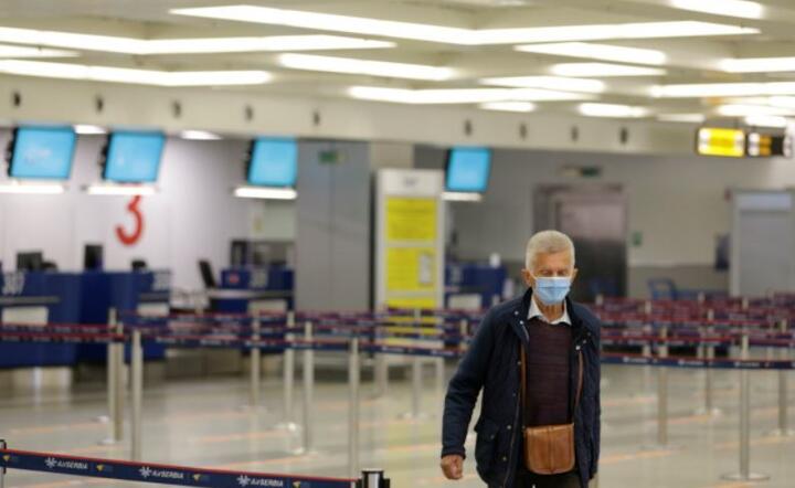 Pasażer w masce ochronnej na lotnisku im. Nikoli Tesli w Belgradzie w Belgradzie, Serbia, 21 maja 2020 r. / autor:  	PAP/EPA/ANTONIO BAT