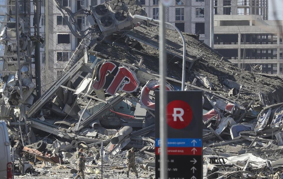 Zniszczone przez Rosjan centrum handlowe w Kijowie / autor: PAP/EPA