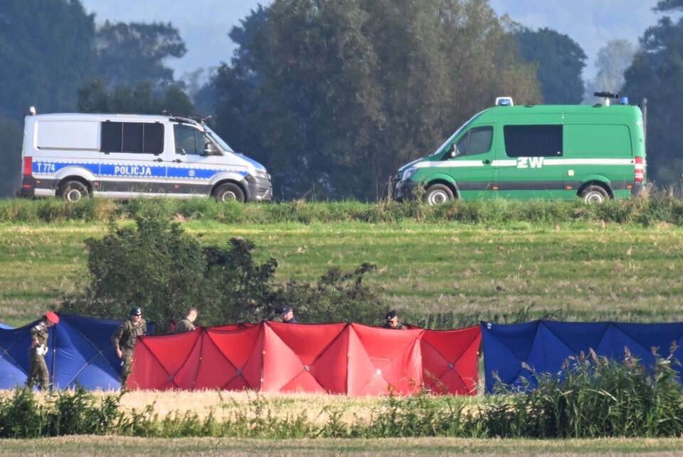 Służby zabezpieczają szczątki drona / autor: PAP/Andrzej Jackowski