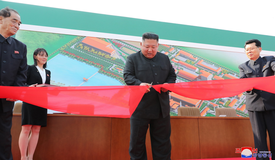 Kim Dzong Un przeciął wstęgę podczas inauguracji działalności fabryki nawozów fosforowych w Sunchon / autor: PAP/EPA/KCNA