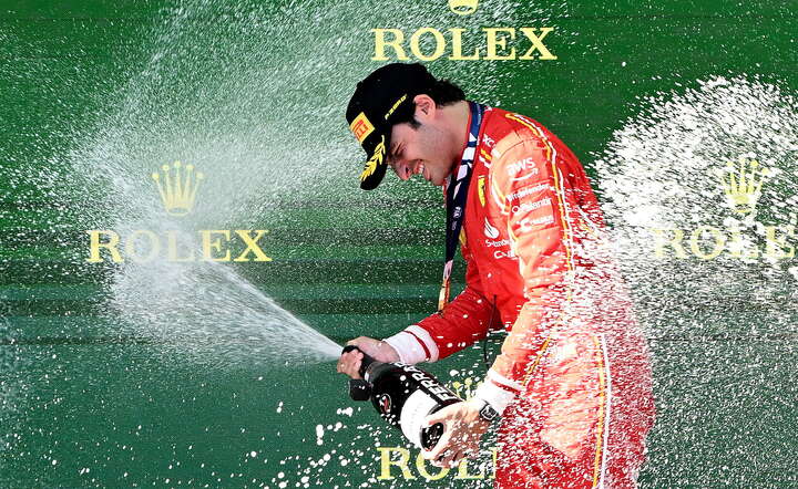 Carlos Sainz (team Ferrari) celebrował zwycięstwo / autor: PAP/EPA/JOEL CARRETT