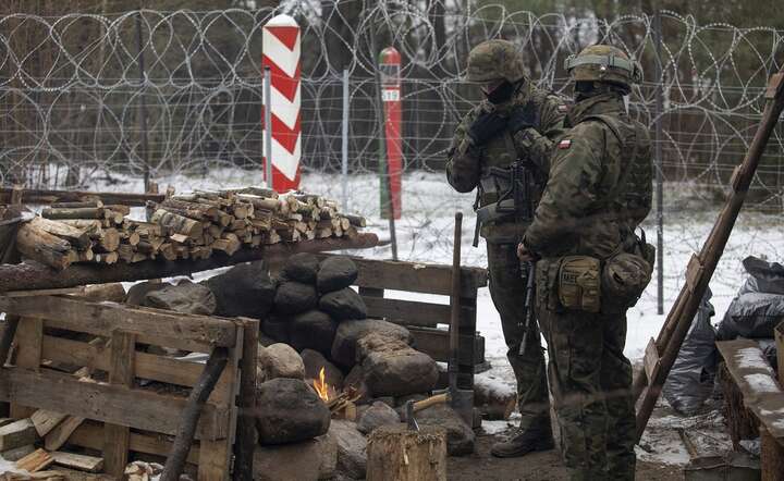 Żołnierze Wojska Polskiego na tymczasowym punkcie strażniczym na granicy białoruskiej. Zdjęcie z grudnia 2021 roku / autor: Fratria / Andrzej Wiktor
