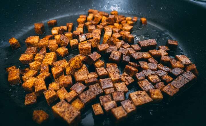 Określenia typu „stek roślinny” nie będą mogły być stosowane wobec produktów, które nie zawierają mięsa, tak jak ta patelnia pełna kawałków tofu / autor: Pixabay
