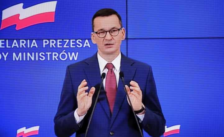 Premier Mateusz Morawiecki podczas konferencji prasowej, transmitowanej z siedziby KPRM w Warszawie, 27 bm / autor: PAP/Marcin Obara