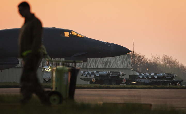 Amerykański bombowiec Rockwell B-1 Lancer czeka na pasie bazy RAF Fairford/ Gloucestershire na załadunek precyzyjnych bomb JDAM  przed misją na Iran / autor: PAP/EPA/EPA/TOLGA AKMEN