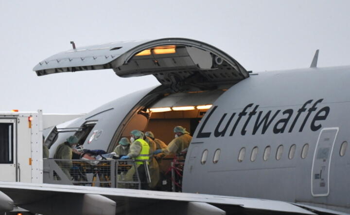 W Niemczech samoloty Luftwaffe wspomagają transport najciężej chorych na COVID-19 do szpitali / autor: PAP/EPA/PHILIPP GUELLAND