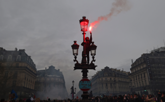 Paryż: wizyta Karola III przełożona przez demonstracje