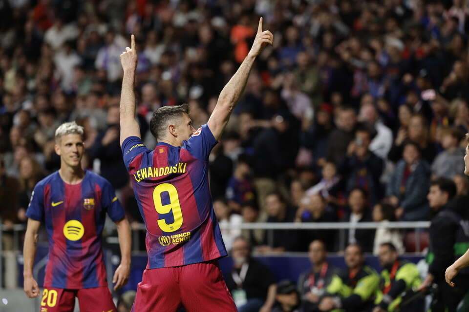 Robert Lewandowski cieszy się po strzelonej bramce w meczu FC Barcelony z Atletico Madryt / autor: PAP/EPA