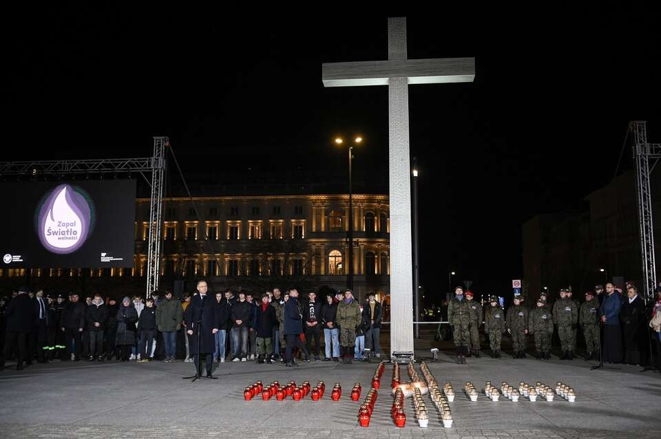 Prezydent RP Andrzej Duda przemawia podczas uroczystości zapalenia "Światła Wolności" na Placu Marszałka Józefa Piłsudskiego w Warszawie / autor: PAP/Marcin Obara