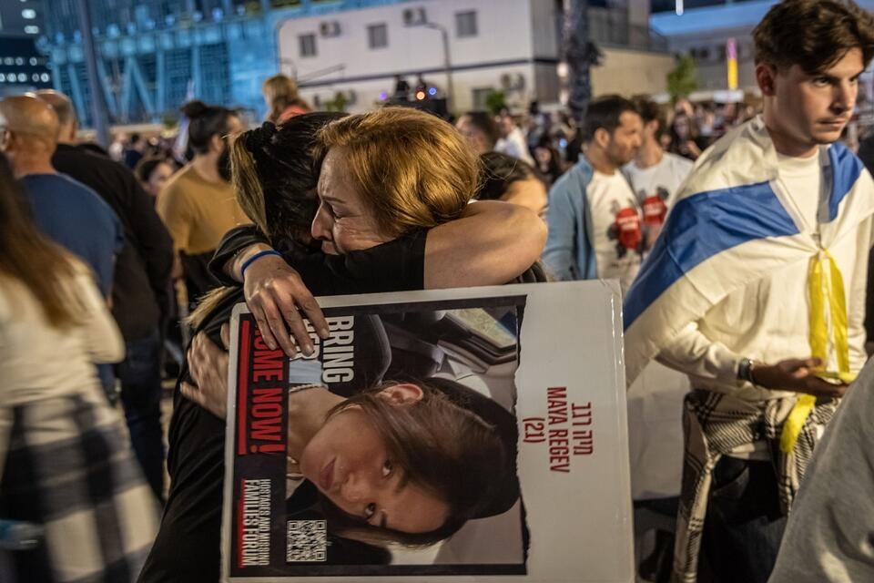 Reakcja ludzi podczas wiecu zorganizowanego przez stowarzyszenie, którego celem jest wsparcie rodzin porwanych i wezwanie do uwolnienia zakładników / autor: PAP/EPA