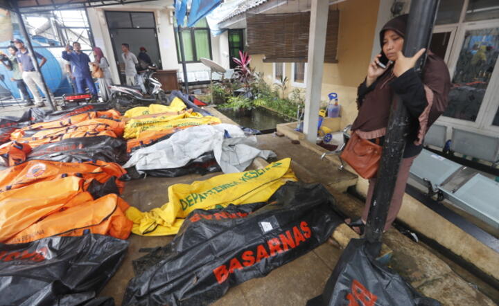 Ofiary fal tsunami, które w sobotę uderzyły w wybrzeża wokół cieśniny Sund / autor: fot. PAP/EPA/Adi Weda