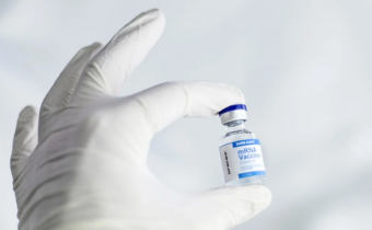 Koncerny farmaceutyczne nie uwolnią szybko patentów na szczepionki