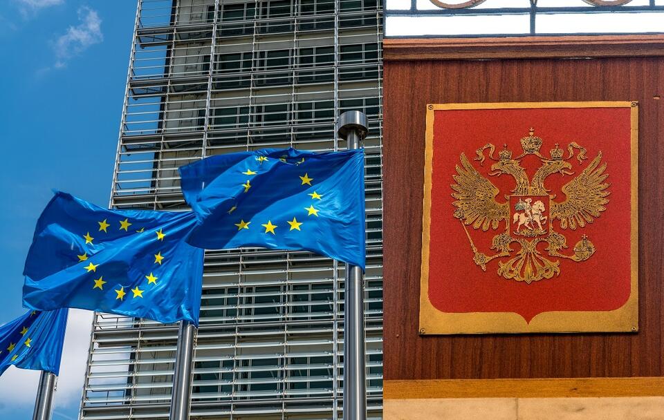 Flagi UE i rosyjskie godło / autor: Fratria
