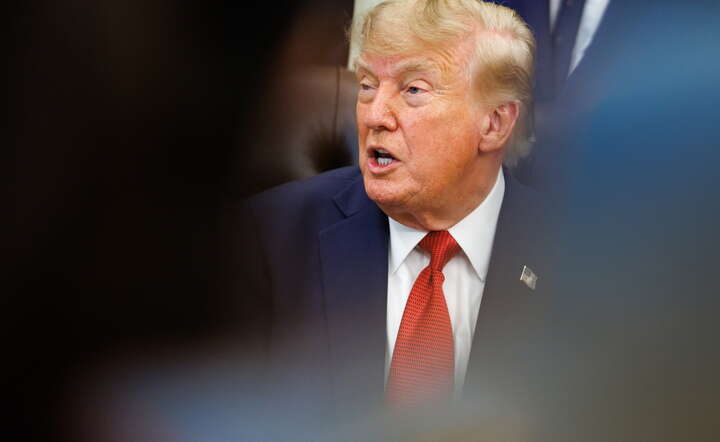 Prezydent USA w Białym Domu. Donald Trump  podpisał ustawę o cłach bez obecności kamer, a informacje o złożeniu podpisu Biały Dom przekazał bez komentarza / autor: PAP/ EPA/Samuel Corum