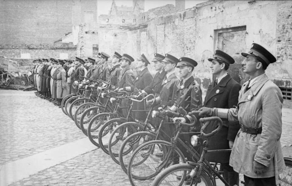 Żydowscy policjanci w getcie warszawskim, maj 1941, Kompania rowerowa Żydowskiej Służby Porządkowej / autor: Bundesarchiv, Bild 101I-134-0792-28 / Knobloch, Ludwig / CC-BY-SA 3.0 