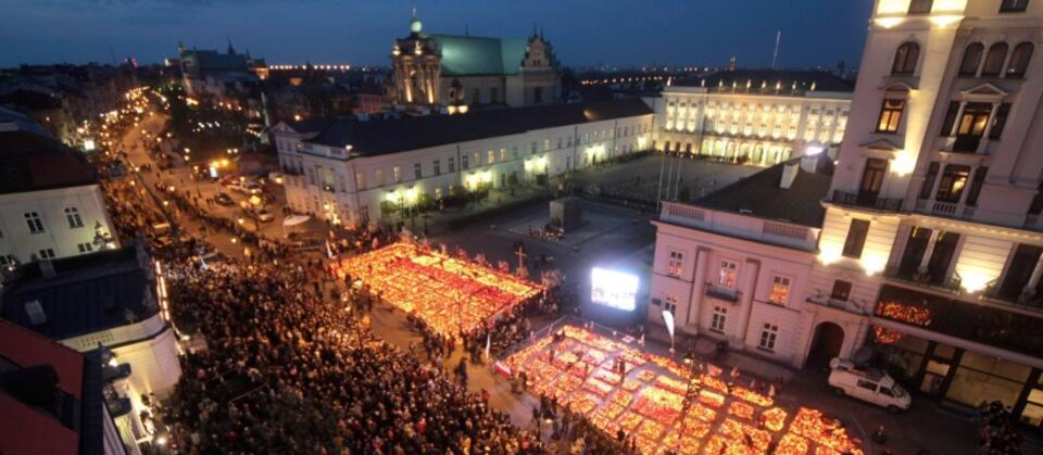 Znicze przed Pałacem Prezydenckim w Warszawie, 16 kwietnia 2010 r. / autor: PAP/Leszek Szymański